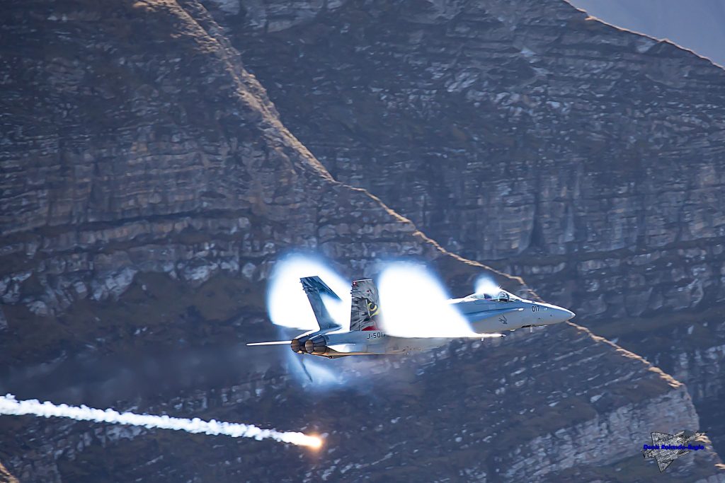 Avion de chasse en suivi terrain dans relief en très basse altitude attaque de missile