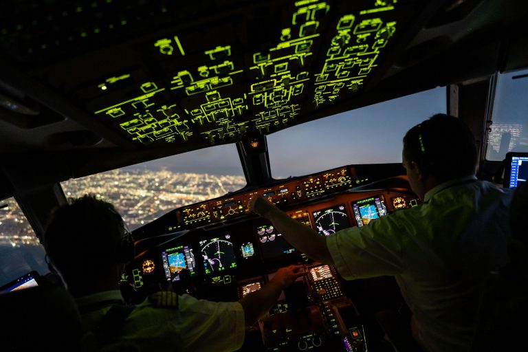 cockpit avion ligne nuit cours BIA en ligne brevet d'initiation à l'aéronautique